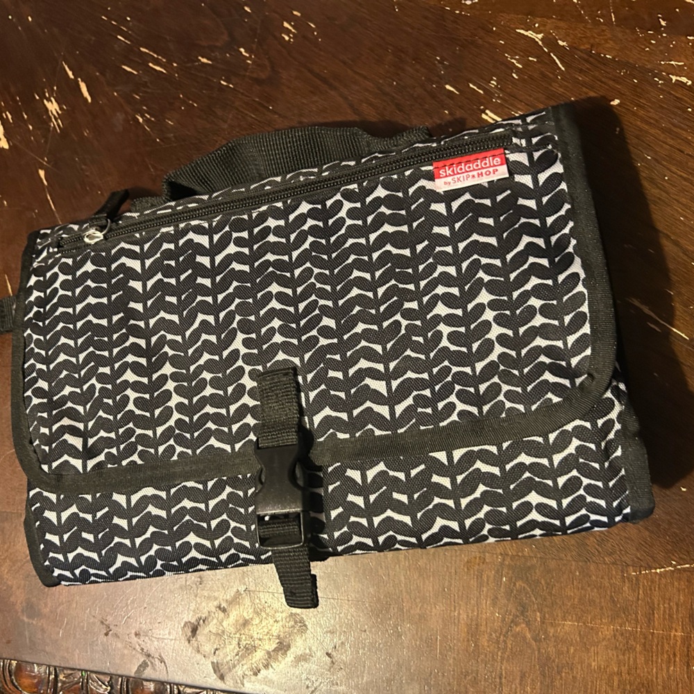 NWOT Black and White Patterned Diaper Changing Pad and Wipe Holder